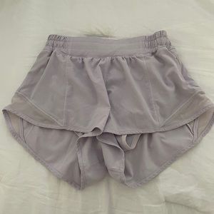 RARE lavendar dew Hotty hot Lululemon low rise 2.5” Size 4 shorts!